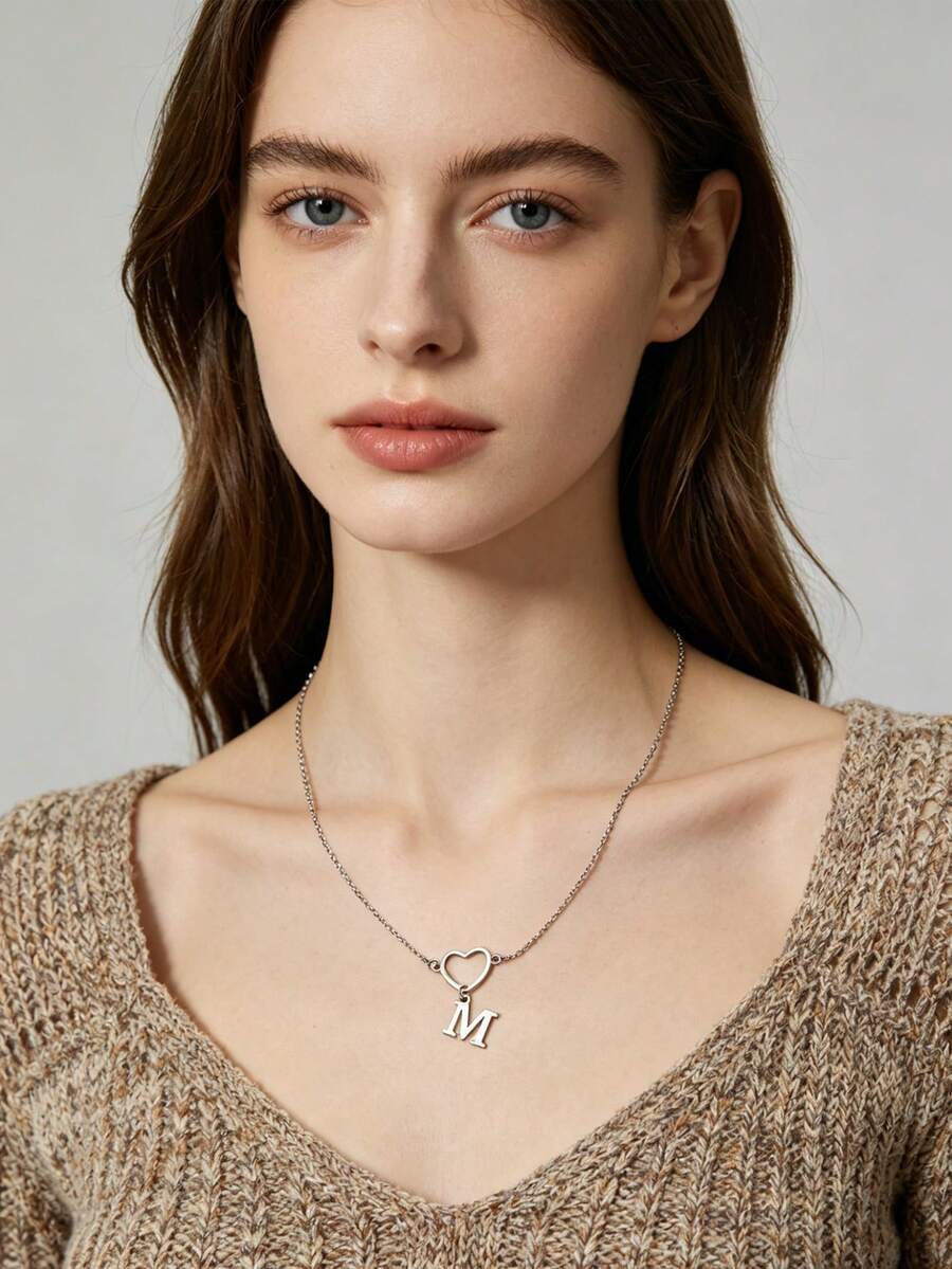 Un elegante y exquisito collar con colgante en forma de corazón con letras, con 26 letras (de la A a la Z) y un corazón calado. Este collar es adecuado para que las damas lo usen a diario. También es un regalo muy hermoso y es perfecto para dar a amigos durante festivales y reuniones.