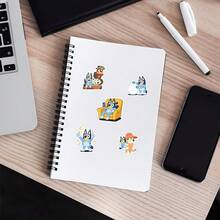 Bluey 58 peças/Conjunto Novo Conjunto de Adesivos Brilhantes de Cachorro Azul Cartoon, Adesivos Impermeáveis de Cachorro Fofo Adequados para Caderno, Garrafa de Água, Mala, Decoração DIY de Telefone, Presente de Aniversário, Presente de Ano Novo, Adesivos Fofos, Adesivos para Garrafa de Água, Adesivos para Caderno, Adesivos Artesanais para Artesanato DIY, Adesivos para Meninos, Adesivos de Anime para Caderno, Adesivos Feitos à Mão - Multicolorido - Visão 7