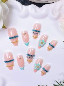 10 Stücke handgefertigte Mandel-Aufklebe-Nägel mit weißer Wellen-Französisch-Maniküre, blauen Strass und mintgrünem Schnitzdesign. Mit handbemalter weißer Basis im Wellen-Französisch-Stil und mintgrünem Farbverlauf mit handgeschnitzten Fünf-Blüten-Blumen - Lichtblau - Übersicht 4