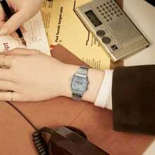 Casio 卡西欧 LA670WEA-7EF 复古数字手表，不锈钢表带，防水腕表+手链套装，复古方形男女通用手表，日常礼物 - 均碼 - 查看 4
