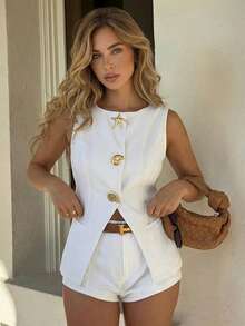 Bộ đồ nữ màu trắng gồm áo tank top không tay và quần short ôm sát, thích hợp cho kỳ nghỉ và trang phục công sở. - trắng - Xem 4