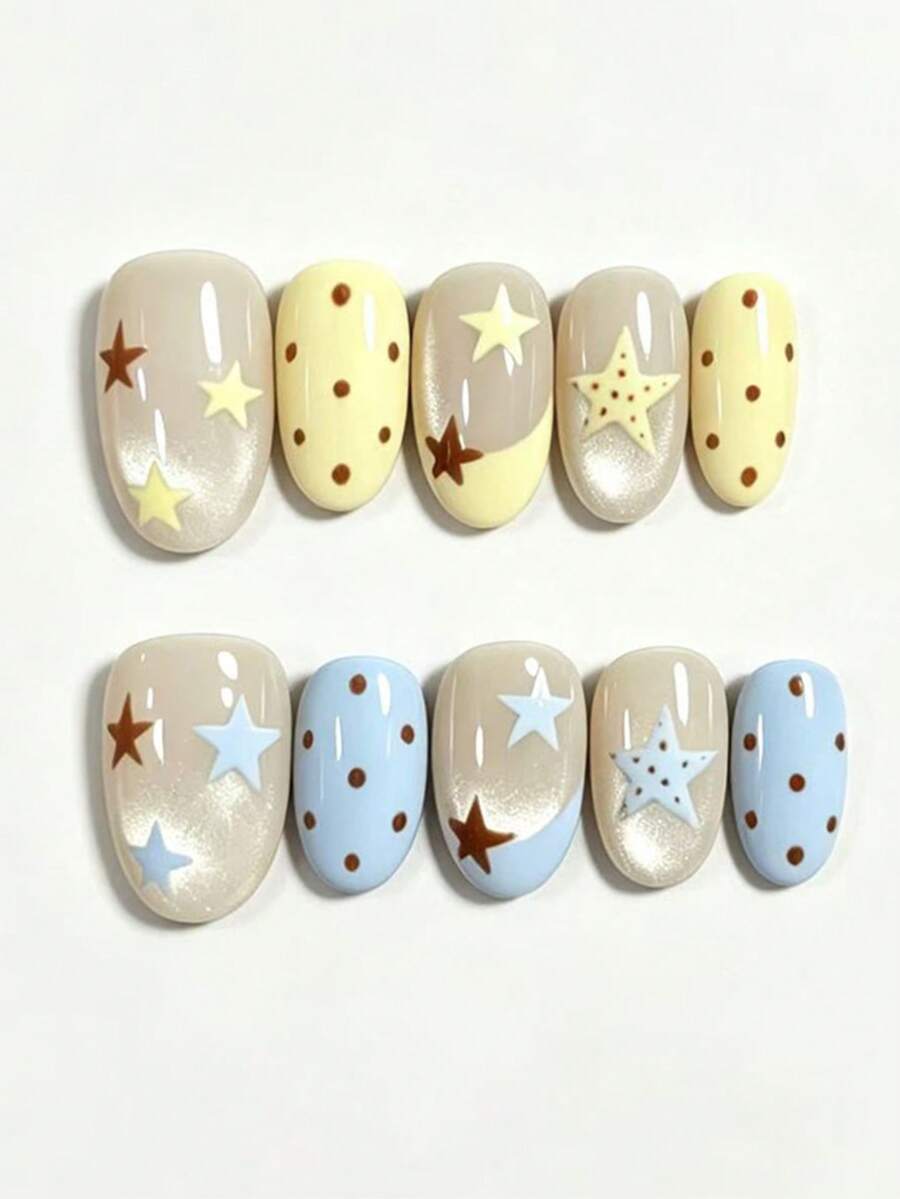 这款美甲套装包含10片指甲油，名为“星点牛奶糖”。它融合了奶油奶茶色、奶油黄和浅蓝色调，搭配棕色波点和3D星星图案。亮泽的质地让人联想到甜美的牛奶糖，营造出俏皮复古的氛围。 - 彩色 - 查看 1