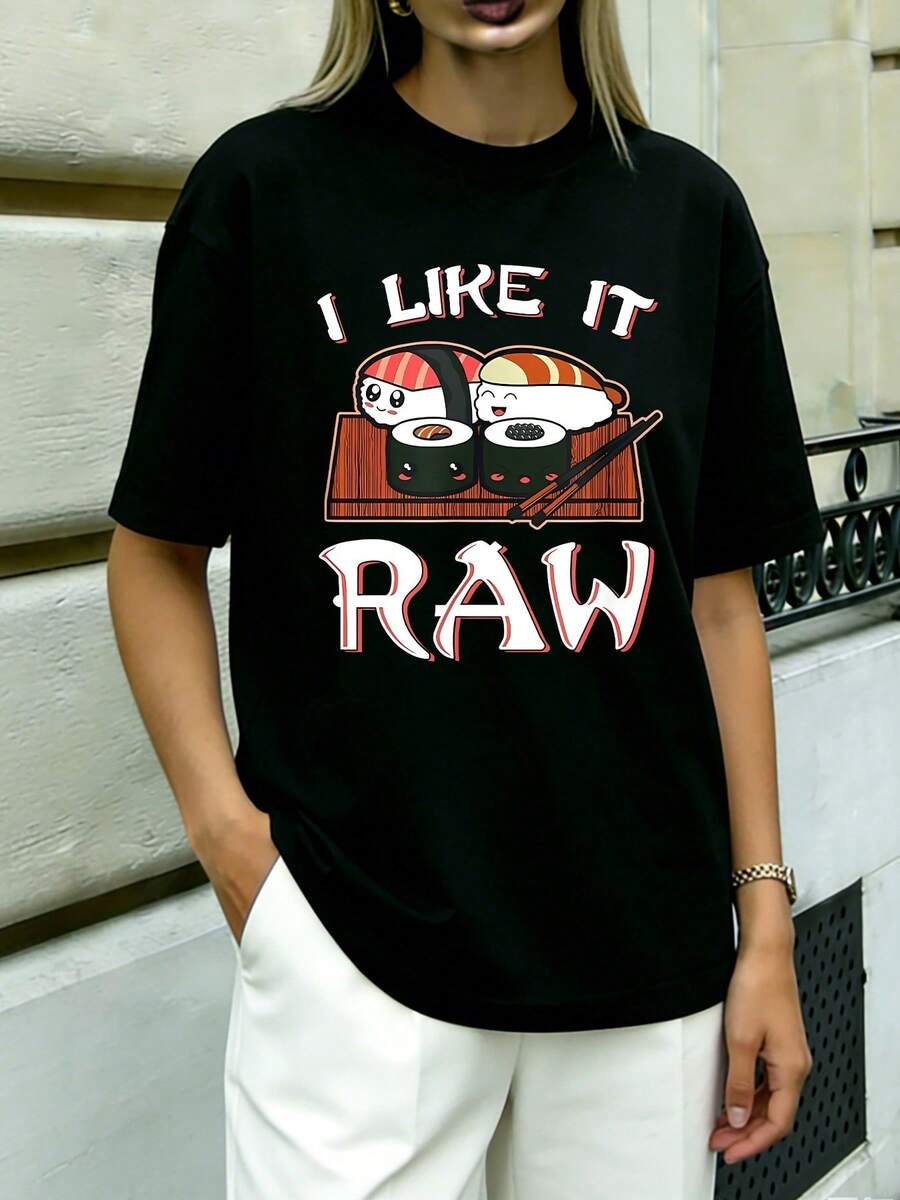 [Plus Size Graphic Tee] Black Oversized Graphic T-Shirt - Playful Sushi Roll Design With "I LIKE IT" And "RAW" Text, Casual Style, Comfortable Loose Fit, Perfect For Everyday Wear, Ideal For Sushi Lovers, Stand Out With Unique Cartoon Print - 黑色 - 查看 1