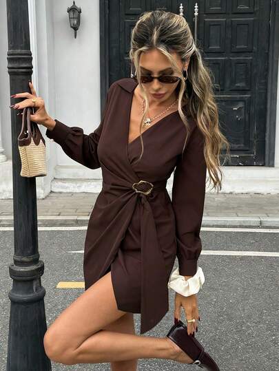 Vestido mini elegante de primavera para fiesta y citas, de unicolor con decoración metálica en escote en V