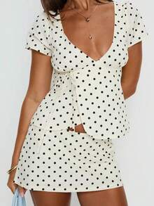 Set de femei casual la modă, cu decolteu în V adânc, mânecă scurtă, top cu buline (cu detaliu de nod) și fustă mini cu buline, potrivit pentru vară, ținute de plajă/stațiune, alb elegant - alb - Vizualizare 2