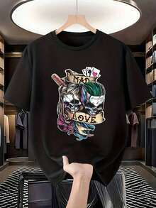 La colección de verano para hombre "Crazy Love" de Warner Bros. presenta diseños inspirados en un estampado de calaveras, que fusiona el punk urbano con el estilo gótico retro. El diseño de cuello redondo combinado con camisas de manga corta ofrece comodidad y un estilo informal, perfecto para el día a día. - Negro - Ver 1
