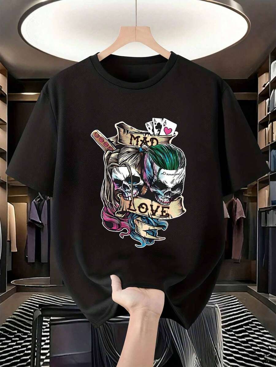 La colección de verano para hombre "Crazy Love" de Warner Bros. presenta diseños inspirados en un estampado de calaveras, que fusiona el punk urbano con el estilo gótico retro. El diseño de cuello redondo combinado con camisas de manga corta ofrece comodidad y un estilo informal, perfecto para el día a día. - Negro - Ver 1
