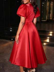 优雅女士红色缎面褶皱A字连衣裙，V领短泡泡袖，饰有花卉图案，喇叭裙摆，婚礼宾客晚礼服 - 紅色 - 查看 2