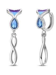 Bạc Sterling S925, thiết kế đuôi nàng tiên cá huyền ảo, men màu xanh tím chuyển sắc. Đá Cubic Zirconia màu xanh hình quả lê, kết hợp với thiết kế xoắn rủ, tôn lên đường nét khuôn mặt. Kỹ thuật đính đá siêu nhỏ tinh xảo, đường nét ba chiều, đầy chi tiết. Thích hợp cho đi làm hàng ngày, kỳ nghỉ biển và trang phục hẹn hò, đa năng và phù hợp với mọi phong cách. - Nhiều màu - Xem 8