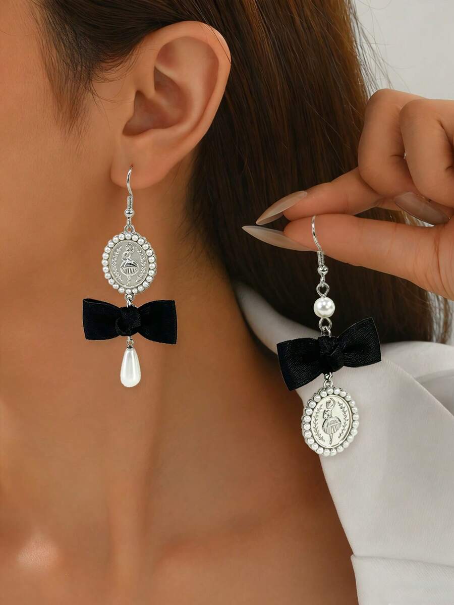 Un par de pendientes de moneda de bailarina vintage elegante para mujeres, con lazo negro y pendiente de perla falsa. Joyería Lolita linda, adecuada para bailes, fiestas, bodas y regalos de vacaciones. - Plateado - Ver 1