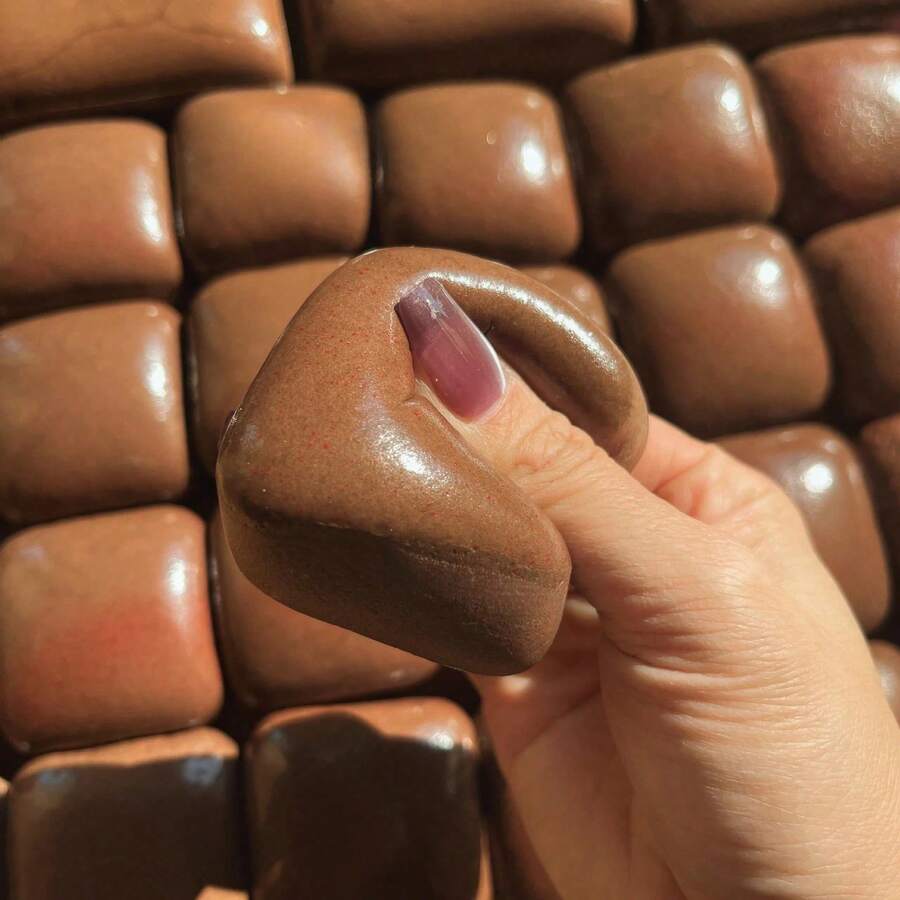 1个随机超柔软迷你吐司慢回弹捏捏乐玩具，适合作为节日礼物、趣味可爱礼物、生日礼物、复活节礼物、万圣节礼物、圣诞节礼物、派对礼物、捏捏乐、捏捏乐玩具、捏捏乐解压玩具、Nee Doh、饺子捏捏乐