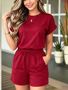 Bộ đồ nữ trơn màu gồm áo thun cổ tròn tay ngắn và quần short cạp chun có dây rút, kiểu dáng thể thao tối giản, phù hợp cho hoạt động ngoài trời, thể thao, tập luyện, chạy bộ và nhiều hoạt động khác, thích hợp cho mùa xuân/hè. - Màu Đỏ Sâu - Xem 1