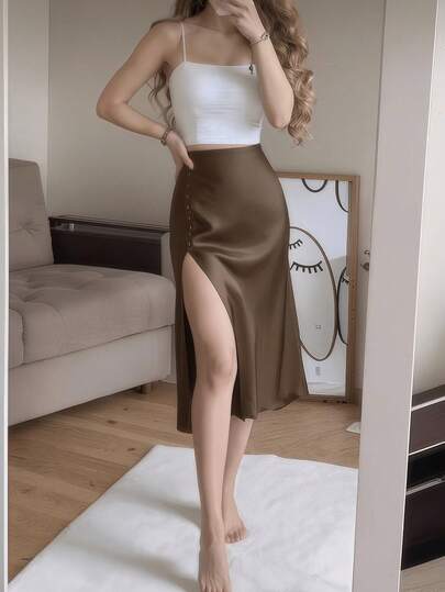 Chân váy ôm sát màu nâu cà phê bằng vải satin, thanh lịch, cạp cao, xẻ tà cao, đính cúc.