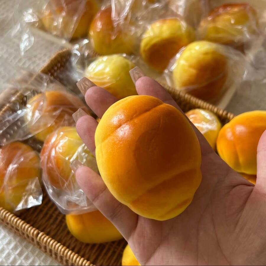 1个柔软触感慢回弹香味仿真猪面包，软糯面包造型，学生生日礼物 - 轻微喷洒差异属正常现象，不影响使用 - 彩色 - 查看 1