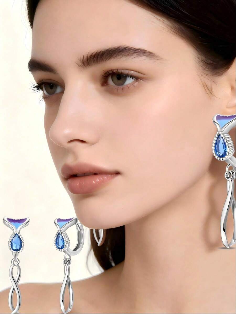Bạc Sterling S925, thiết kế đuôi nàng tiên cá huyền ảo, men màu xanh tím chuyển sắc. Đá Cubic Zirconia màu xanh hình quả lê, kết hợp với thiết kế xoắn rủ, tôn lên đường nét khuôn mặt. Kỹ thuật đính đá siêu nhỏ tinh xảo, đường nét ba chiều, đầy chi tiết. Thích hợp cho đi làm hàng ngày, kỳ nghỉ biển và trang phục hẹn hò, đa năng và phù hợp với mọi phong cách. - Nhiều màu - Xem 1