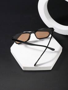 1 chiếc kính mắt nam vuông thời trang, gọng polycarbonate đen cổ điển, tròng kính màu trà và vàng, kiểu dáng giản dị, nhẹ, phù hợp cho việc đi lại hàng ngày. Có hộp đựng kính. - Nhiều màu - Xem 7