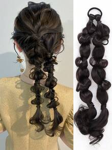 一款 18 英寸法式手工编织假发，带有卷发和自然逼真的长辫子，可以扎成高马尾。 - 彩色 - 查看 2