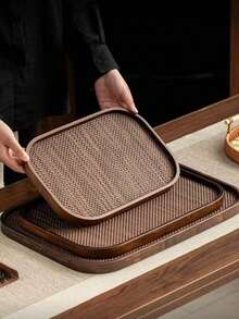 Esta elegante bandeja rectangular marrón presenta un diseño que combina texturas naturales con bordes suavemente redondeados. Versátil en su función, sirviendo como bandeja de café, plato de exhibición, acento decorativo, plato de verduras, tabla de quesos, plato de aperitivos. - Granate - Ver 1