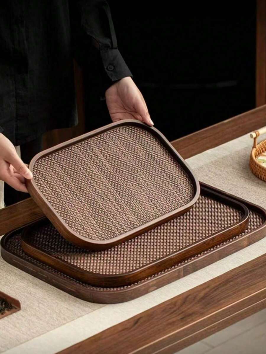 Esta elegante bandeja rectangular marrón presenta un diseño que combina texturas naturales con bordes suavemente redondeados. Versátil en su función, sirviendo como bandeja de café, plato de exhibición, acento decorativo, plato de verduras, tabla de quesos, plato de aperitivos. - Granate - Ver 1