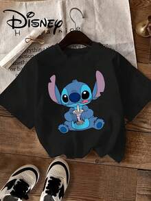 Disney License T Shirts, Disney Lilo & Stitch Cute Stitch With Bubble Tea Cartoon Print Women's Crew Neck Casual Short Sleeve T-Shirt, Kawaii Foodie Graphic Tee, Regular Fit Summer Daily Tops,  Streetwear For Teen Girls, Leisure Vacation Disney Theme Park Wear, Cute Summer Gift Tshirt  ,Camiseta, Summer Outfits For Women, Summer Clothes, Summer Tops, Tops For Women, Festival Outfits, Summer Tops For Women, Mother's Day, Mother's Day Clothing, Gifts For Family And Friends, Spring Outfits For Women, Officially Licensed Disney T-Shirts, Disney Men's And Women's Spring/Summer Fashion Casual Short-Sleeve T-Shirts - 黑色 - 查看 1
