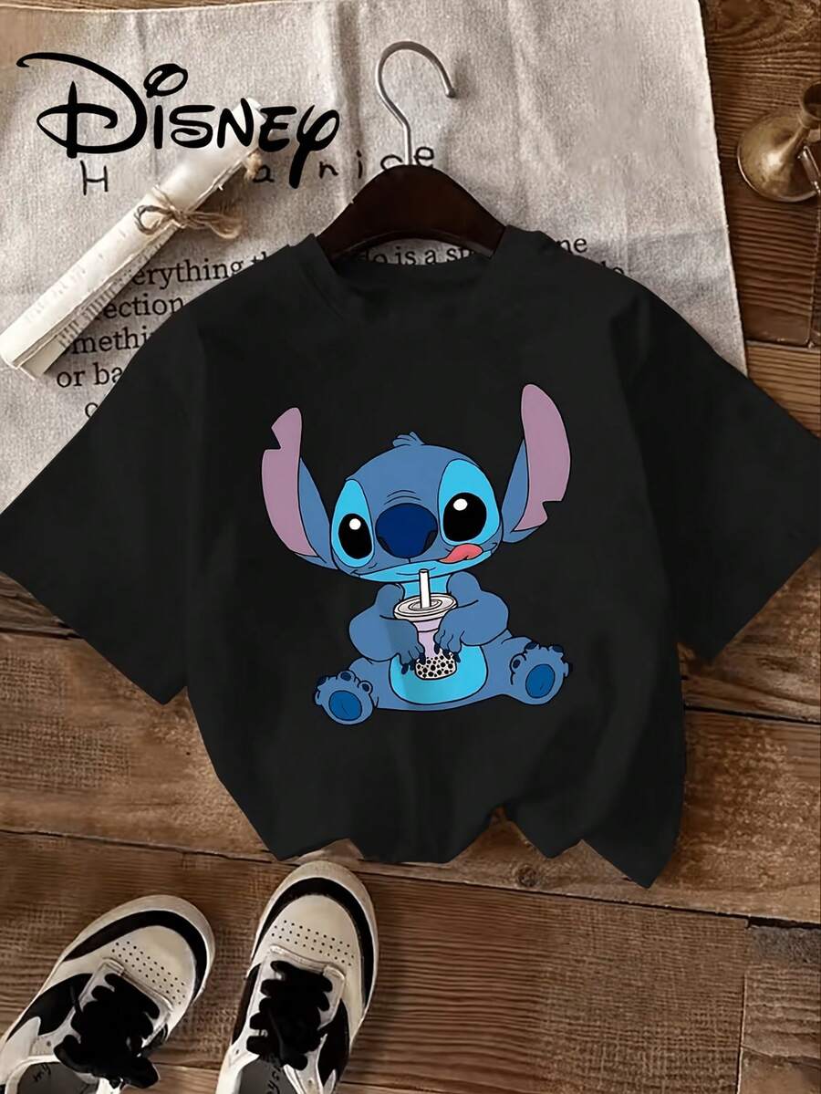 Disney License T Shirts, Disney Lilo & Stitch Cute Stitch With Bubble Tea Cartoon Print Women's Crew Neck Casual Short Sleeve T-Shirt, Kawaii Foodie Graphic Tee, Regular Fit Summer Daily Tops,  Streetwear For Teen Girls, Leisure Vacation Disney Theme Park Wear, Cute Summer Gift Tshirt  ,Camiseta, Summer Outfits For Women, Summer Clothes, Summer Tops, Tops For Women, Festival Outfits, Summer Tops For Women, Mother's Day, Mother's Day Clothing, Gifts For Family And Friends, Spring Outfits For Women, Officially Licensed Disney T-Shirts, Disney Men's And Women's Spring/Summer Fashion Casual Short-Sleeve T-Shirts - 黑色 - 查看 1