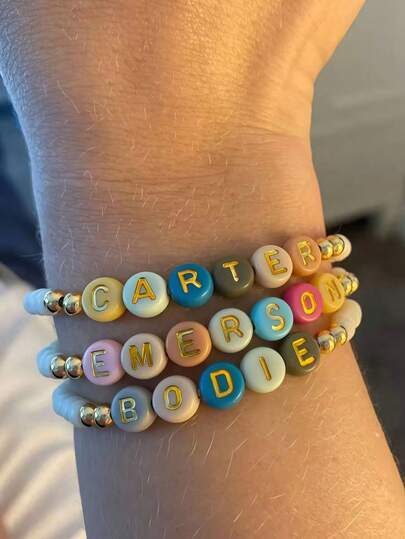 1. Vòng tay chữ cái khắc tên cá nhân, màu sắc tươi sáng, quà tặng sinh nhật, quà tặng tựu trường, phù hợp cho thanh thiếu niên. Vòng tay mặt dây chuyền nhỏ | Vòng tay tùy chỉnh | Trang sức thủ công, Ngày Valentine, Giáng sinh, Ngày của Mẹ. Phong cách thời trang vàng, cổ điển, đơn giản, thường ngày. Tùy chỉnh, cá nhân hóa, độc đáo, quà tặng lý tưởng cho nam/nữ, bạn trai.