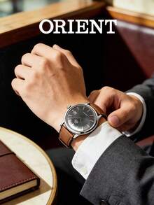 Orient 男士腕表，复古商务男士腕表，搭载F6724自动机械机芯，走时稳定可靠。这款男士腕表采用灰色旭日纹表盘，搭配玫瑰金时标。 - 黑色 - 查看 3