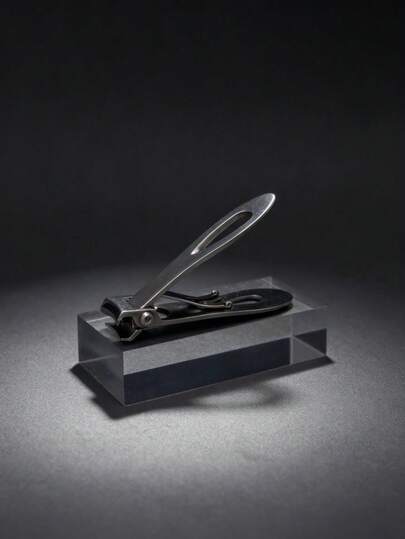 Professional Wide Nail Clipper, Designed For Easy Thick Nail Trimming. Made Of Stainless Steel Corrosion-Resistant Blades To Maintain Long-Lasting Sharpness, Ergonomic Design Provides Smooth And Clean Cutting. Durable And Reliable, Suitable For Stubborn Nails.