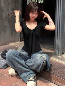 女士蝴蝶结图案短袖T恤，修身V领夏季上衣，黑色 - 黑色 - 查看 4