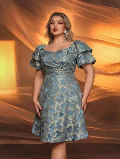 Váy ngắn cỡ lớn họa tiết hoa jacquard màu xanh dương và vàng, cổ vuông, tay áo cánh hoa, váy dự tiệc kiểu cổ điển.