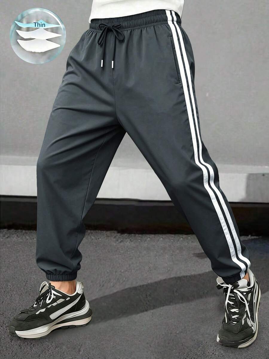 男士夏季輕量條紋九分長慢跑褲，寬鬆版型百搭戶外通勤休閒長褲 - 深灰色 - 查看 1