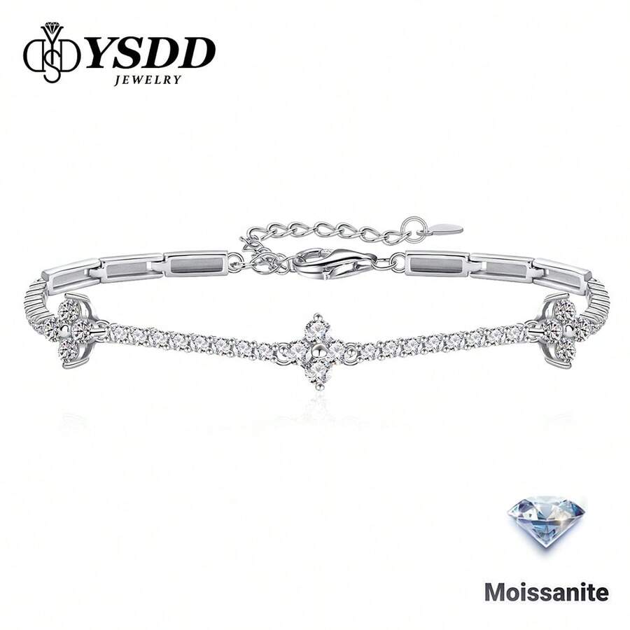 1 Chiếc vòng tay nữ kiểu tennis đính 12 viên đá Moissanite (0.1ct) và 32 viên đá Moissanite (0.05ct), thiết kế 3 hình thoi, dài 20cm. Vòng tay bạc S925 cao cấp đính đầy đá Moissanite, thích hợp đeo hàng ngày.