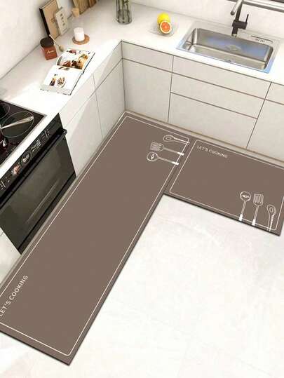1 tấm thảm nhà bếp bằng cao su mềm thấm hút nước, dày 3.5mm, phù hợp cho nhà bếp lớn hoặc nhỏ, thiết kế tối giản phong cách Bắc Âu với nền màu nâu ấm áp, chữ "Let's Cooking" màu trắng ở góc trên bên trái và hình vẽ muỗng, thìa, thìa canh bằng các đường kẻ trắng ở góc dưới bên phải.