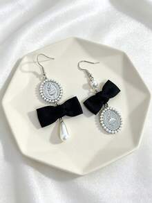 Un par de pendientes de moneda de bailarina vintage elegante para mujeres, con lazo negro y pendiente de perla falsa. Joyería Lolita linda, adecuada para bailes, fiestas, bodas y regalos de vacaciones. - Plateado - Ver 6
