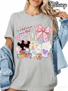 Disney Officially Licensed  Product. This Women's Summer Cotton T-Shirt Features A  Castle As The Background, With Colorful Town Buildings Surrounding It And A Group Of Classic Characters In The Foreground. It Creates A Sweet And Dreamy  Atmosphere. This Style Is Suitable For Daily Wear And Is An Ideal Valentine's Day Gift For Friends And Family. As A Women's Spring Outfit, It Is Comfortable To Wear, Gentle On The Skin, And Perfect For Outdoor Wear. - Xám - Xem 1