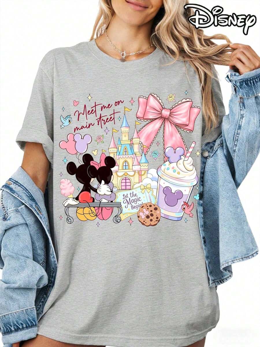 Disney Officially Licensed  Product. This Women's Summer Cotton T-Shirt Features A  Castle As The Background, With Colorful Town Buildings Surrounding It And A Group Of Classic Characters In The Foreground. It Creates A Sweet And Dreamy  Atmosphere. This Style Is Suitable For Daily Wear And Is An Ideal Valentine's Day Gift For Friends And Family. As A Women's Spring Outfit, It Is Comfortable To Wear, Gentle On The Skin, And Perfect For Outdoor Wear. - Xám - Xem 1