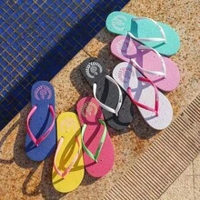 1 đôi dép xăng đan nữ đế bằng thời trang, kiểu dáng giản dị thích hợp cho hồ bơi và bãi biển, dép đi trong nhà với đế mềm mại và thoải mái, dép đi trong nhà, dép xỏ ngón chống trượt đế mềm đơn giản màu trơn thích hợp cho bãi biển và du lịch, dép đa năng dùng được cả trong nhà và ngoài trời. - A - Xem 1