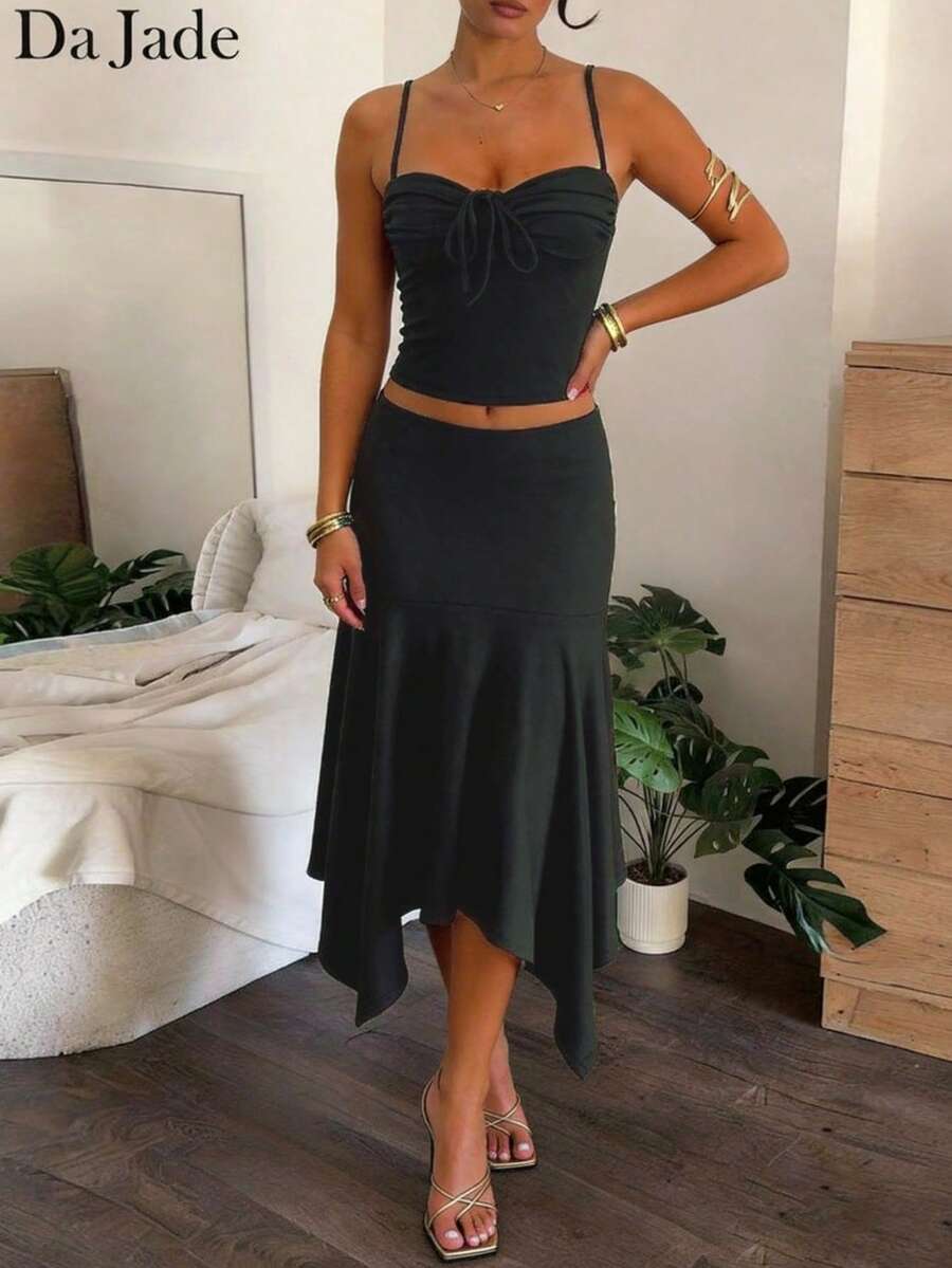 Bộ đồ nữ gợi cảm và ngọt ngào màu đỏ gồm áo crop top hai dây xếp ly thắt nơ phía trước và chân váy dài ngang gối xếp tầng bất đối xứng, thích hợp cho kỳ nghỉ hè, đi biển, hẹn hò, dự tiệc hoặc dạo chơi ngày lễ Thánh Patrick. - màu đen - Xem 1