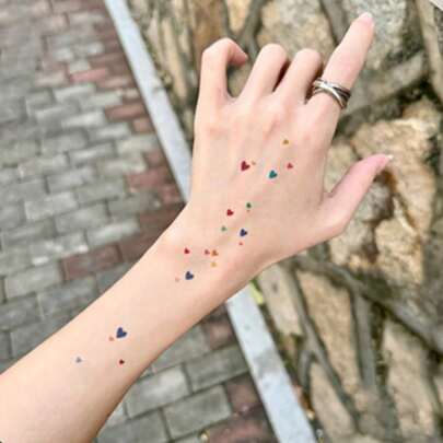 1张防水防晕染临时纹身贴纸，彩色心形图案，男女皆宜日常使用