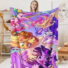 1PC  Canterlot Scene Flannel Throw Blanket 50"X60" - Printed With Purple Pink Gradient Rainbow Halo Background, Twilight Sparkle, Rainbow Dash, Pinkie Pie, Fluttershy, Applejack, Rarity, Spike, Crystal Castle, Streets, Tapestry Wall Hanging, MLP Fan Gift, Room Decor For Bedroom Or Dorm -280gsm - 多色 3 - 查看 1