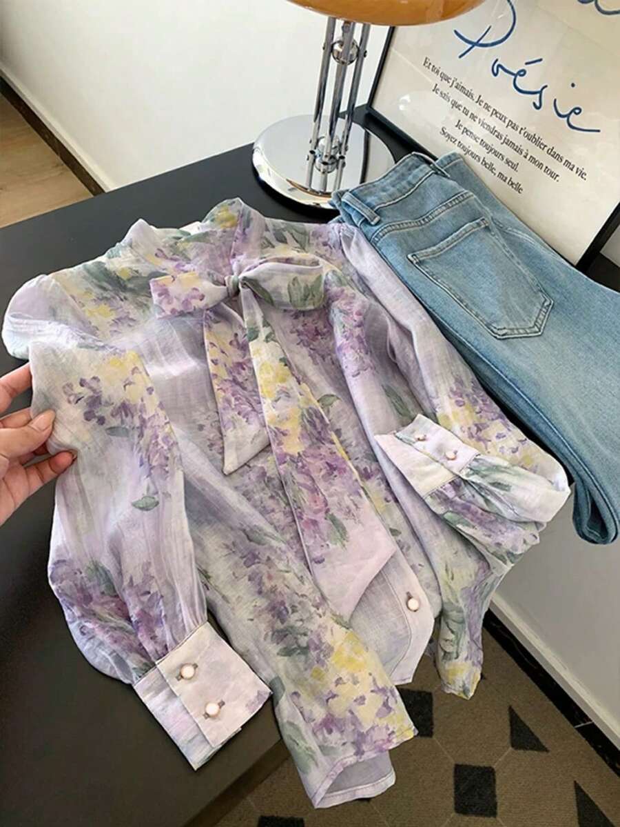 Vuslat 女款夏季淺紫色水彩花卉雪紡上衣,附領結,長袖,立領,V領半開襟,單排珍珠感小圓鈕扣,適合街頭、咖啡廳下午茶、短途旅行、逛復古店、返校季 - 彩色 - 查看 1
