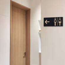 Biển chỉ dẫn nhà vệ sinh văn phòng 2D nam nữ, thiết kế đen vàng phẳng, biển hướng dẫn mũi tên trái/phải cho nhà vệ sinh công ty. - Nhiều màu - Xem 2