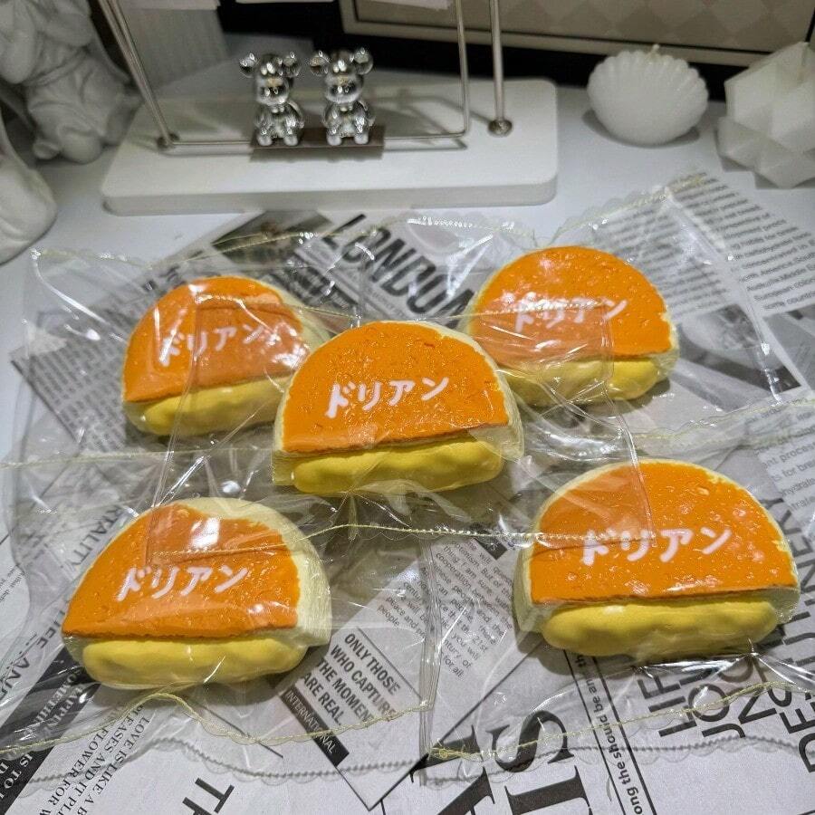 1个硅胶慢回弹减压玩具，炭烤榴莲奶油蛋糕造型，慢回弹，可缓解压力。 - 彩色 - 查看 1