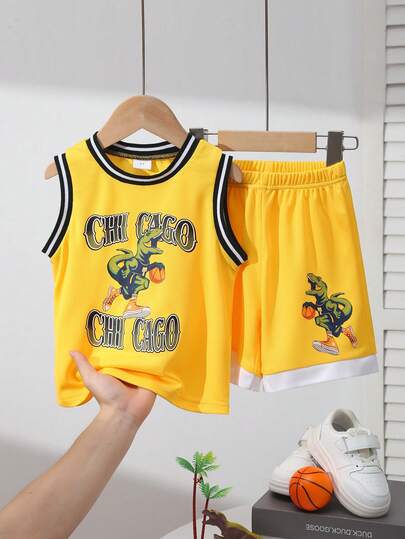 Bộ 2 món gồm áo ba lỗ và quần short không tay màu vàng in chữ và hình khủng long dành cho bé trai 4-7 tuổi, thích hợp cho hoạt động thể thao ngoài trời mùa xuân/hè.