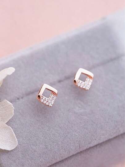 1 Đôi bông tai hình vuông bằng bạc Sterling S925 mạ vàng hồng, thiết kế rỗng đính đá siêu nhỏ, không gây dị ứng, phù hợp để đeo hàng ngày, đi làm, hẹn hò, làm quà tặng cho bạn gái, bạn thân.