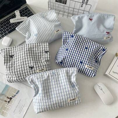 1 túi đựng mỹ phẩm thêu hoa kẻ caro xanh dương, túi đựng mỹ phẩm xách tay/túi đựng đồ trang điểm/túi du lịch, túi đựng mỹ phẩm dung tích lớn, túi đựng mỹ phẩm cho nữ, túi đựng đồ xinh xắn thêu nơ, quà tặng cho thiếu nữ - túi đựng mỹ phẩm mùa hè cho nữ, túi đựng mỹ phẩm kiểu Pháp.