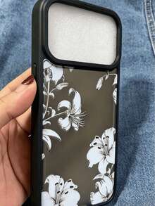 Ốp điện thoại bằng acrylic mềm mại, viền đen, họa tiết hoa ly nghệ thuật, tương thích với các dòng điện thoại Apple bao gồm 12 Mini/13 Mini/14/15 Plus/16/16 Pro/16 Pro Max/17 Pro Max. - Đen và trắng - Xem 7