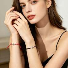 Pulsera delicada con cruz para mujeres y hombres, hecha a mano con cordón trenzado rojo y negro, con dije de acero inoxidable ajustable, joyería minimalista religiosa de fe, accesorio de uso diario - Pulsera tejida - Ver 3