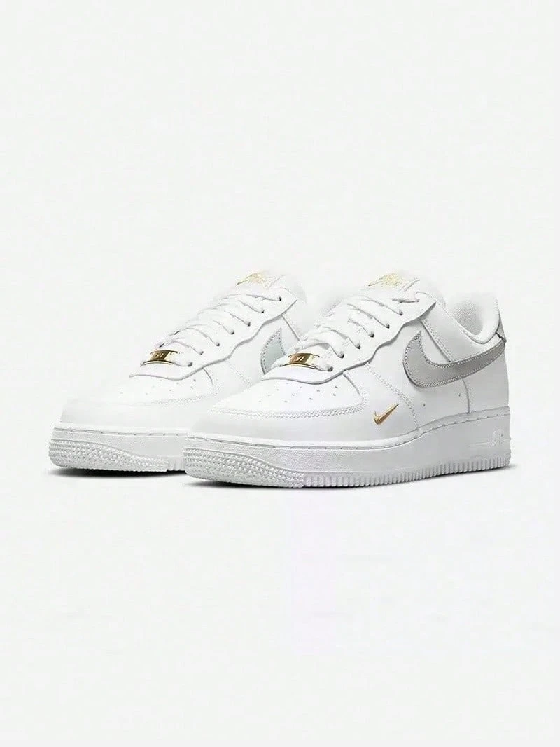 Nike WMNS AIR FORCE 1 07 ESS 休闲运动鞋 女款迷你钩低帮运动鞋 - 白色 - 查看 1