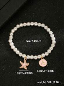 1 pieza Elegante y delicada pulsera hecha a mano con cuentas, con dije de aleación de zinc con forma de estrella de mar rosa y 26 iniciales, perlas falsas, para niños, niñas, familia, amigos, verano, viajes, moda callejera, decoración diaria, regalo de cumpleaños, joyería para niños - Rosa - Ver 4